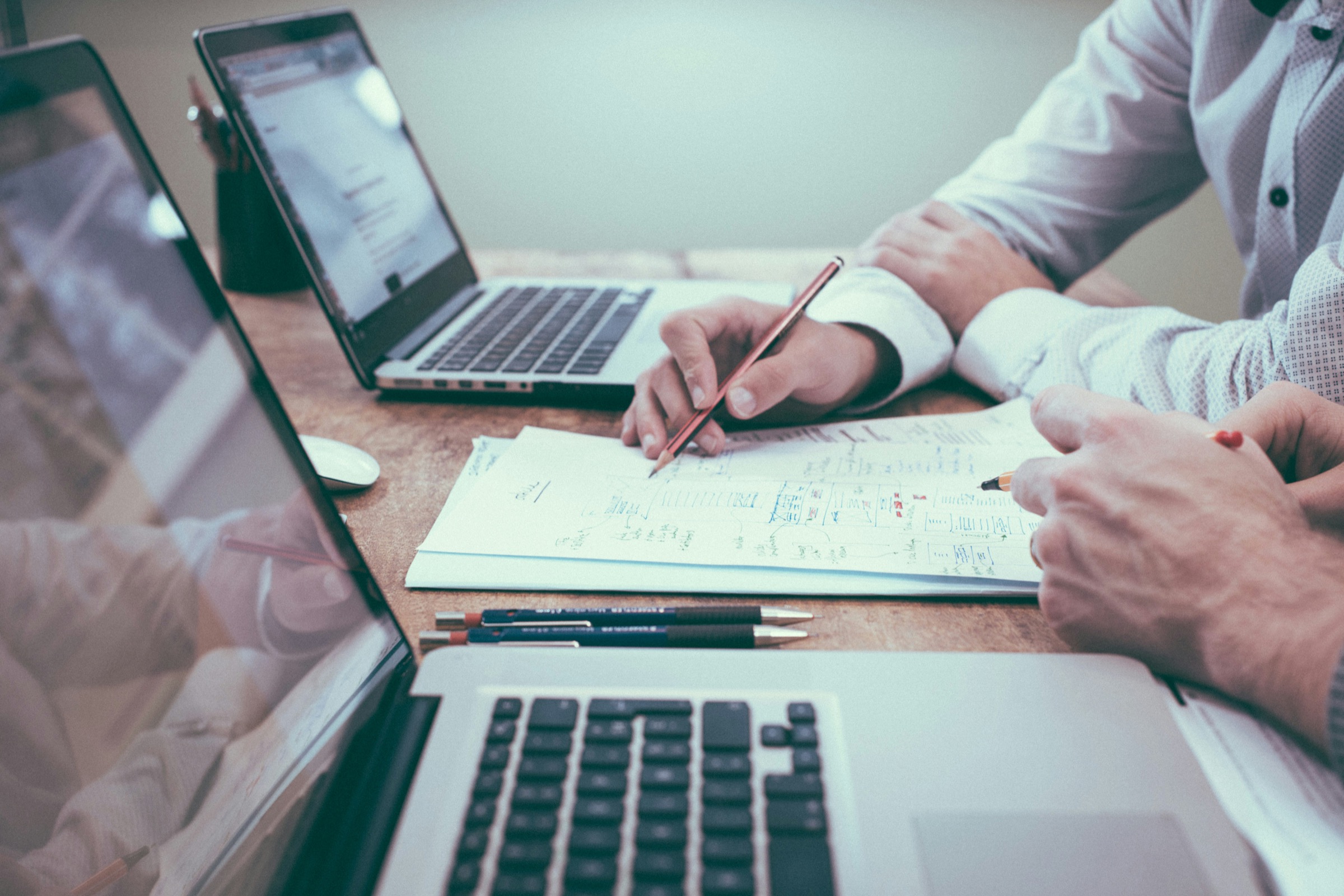 Persone al lavoro su documenti e consulenza aziendale